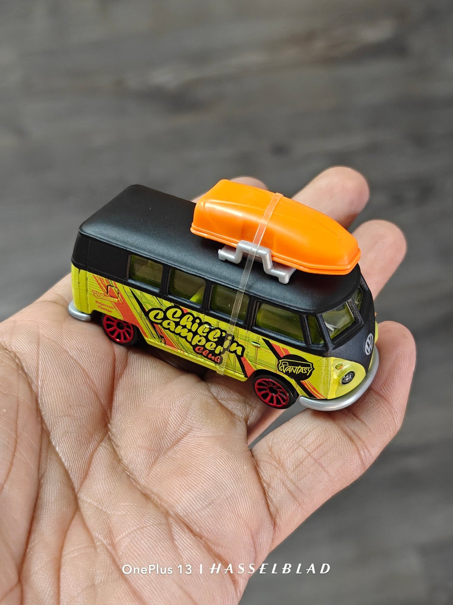 Majorette Volkswagen Bus - Chilling Camper Club (Uncarded - New) - Kinder Logs