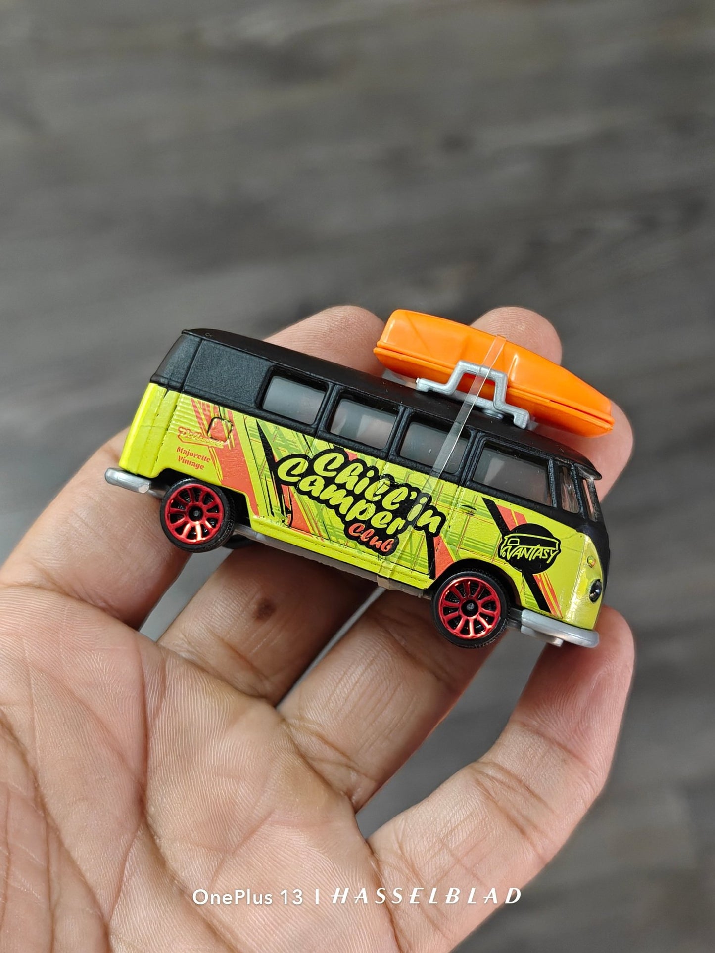 Majorette Volkswagen Bus - Chilling Camper Club (Uncarded - New) - Kinder Logs