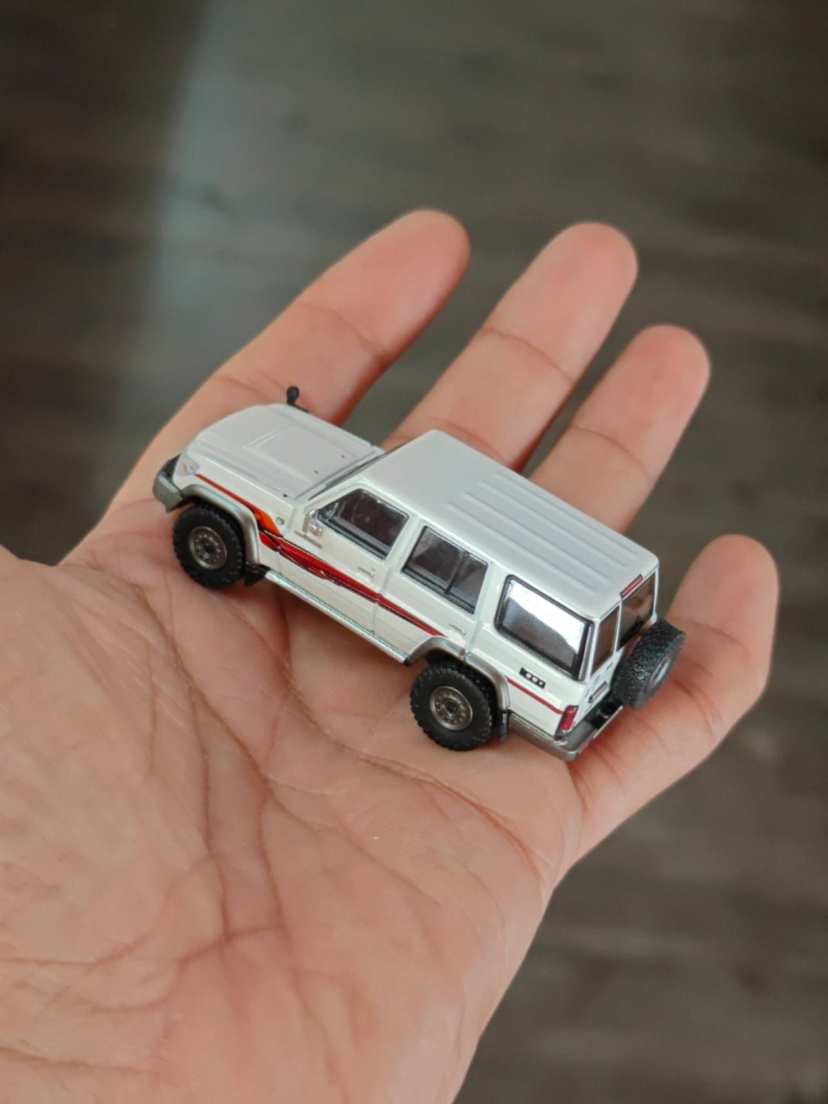 Massdi 1994 Toyota Land Cruiser LC76 - White (Open Box) - Kinder Logs
