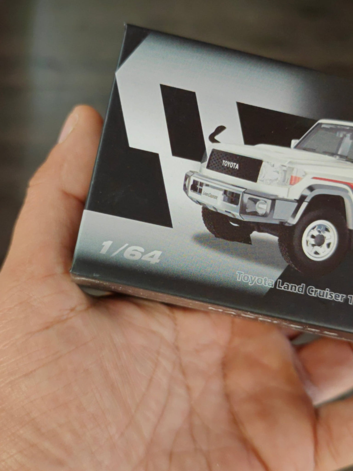 Massdi 1994 Toyota Land Cruiser LC76 - White (Open Box) - Kinder Logs