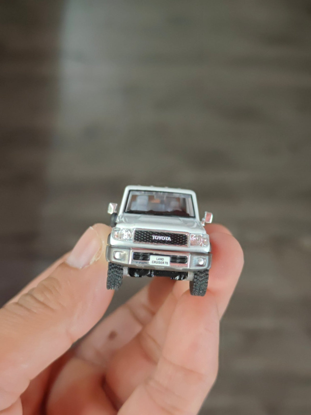 Massdi 1994 Toyota Land Cruiser LC76 - White (Open Box) - Kinder Logs