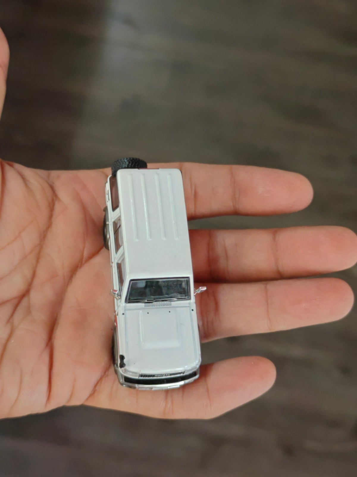 Massdi 1994 Toyota Land Cruiser LC76 - White (Open Box) - Kinder Logs