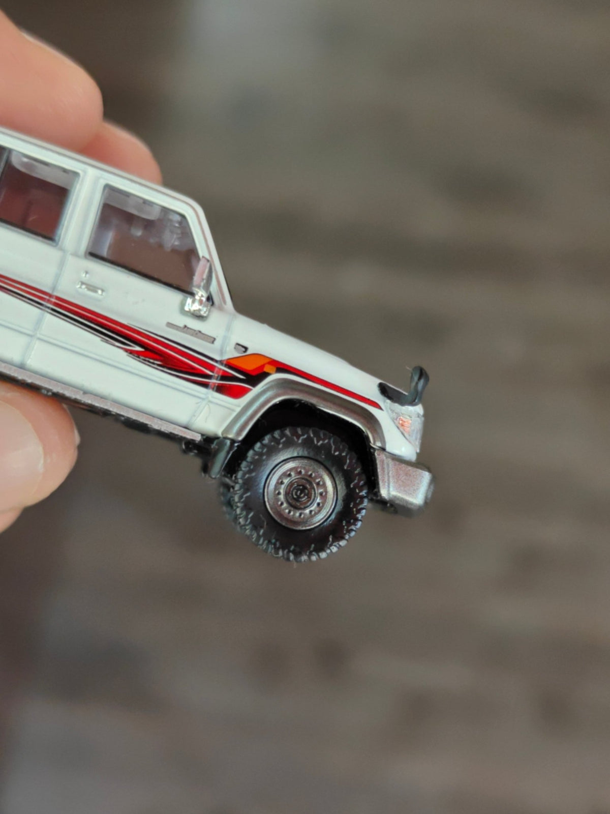 Massdi 1994 Toyota Land Cruiser LC76 - White (Open Box) - Kinder Logs