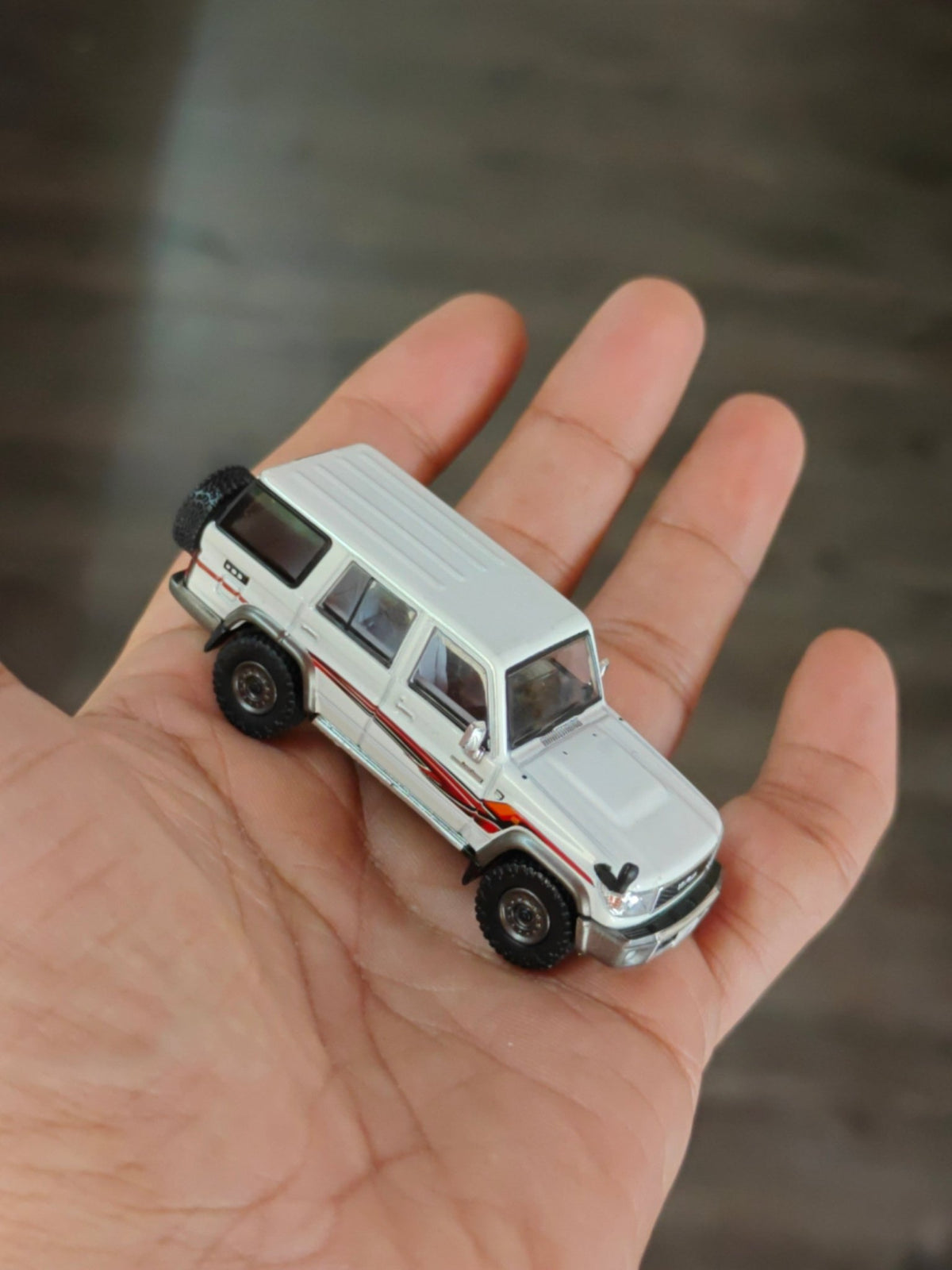 Massdi 1994 Toyota Land Cruiser LC76 - White (Open Box) - Kinder Logs