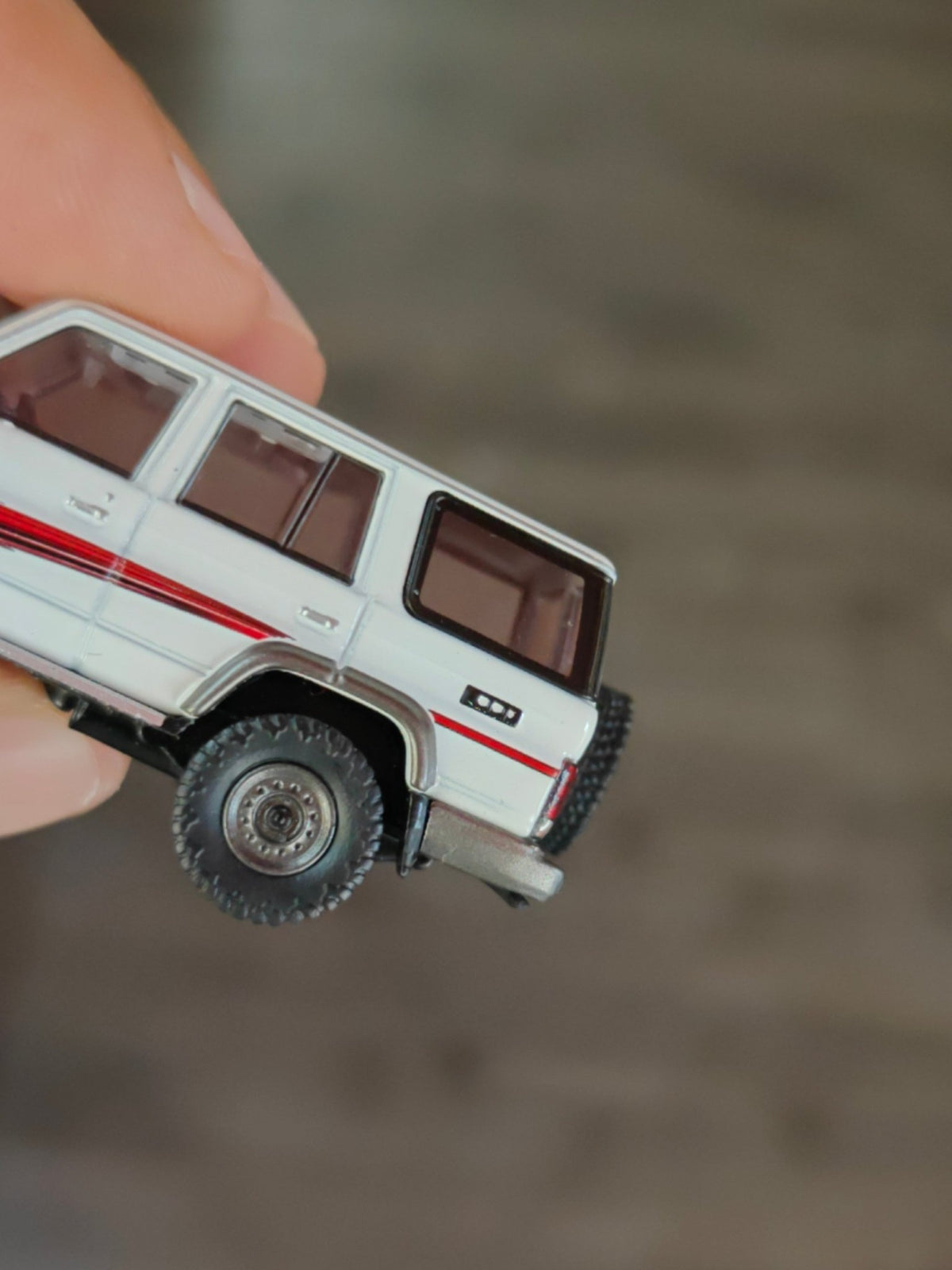 Massdi 1994 Toyota Land Cruiser LC76 - White (Open Box) - Kinder Logs