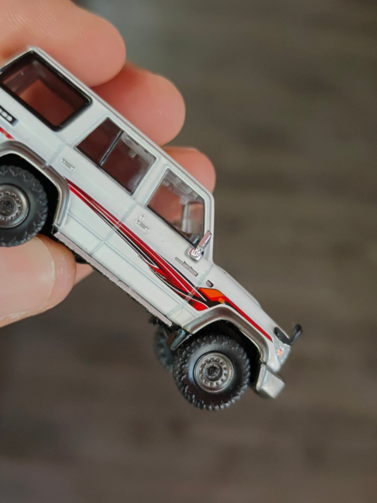 Massdi 1994 Toyota Land Cruiser LC76 - White (Open Box) - Kinder Logs