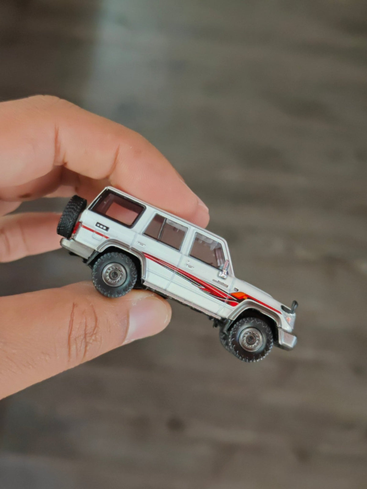 Massdi 1994 Toyota Land Cruiser LC76 - White (Open Box) - Kinder Logs