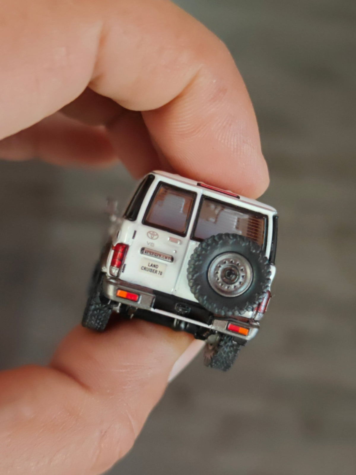 Massdi 1994 Toyota Land Cruiser LC76 - White (Open Box) - Kinder Logs