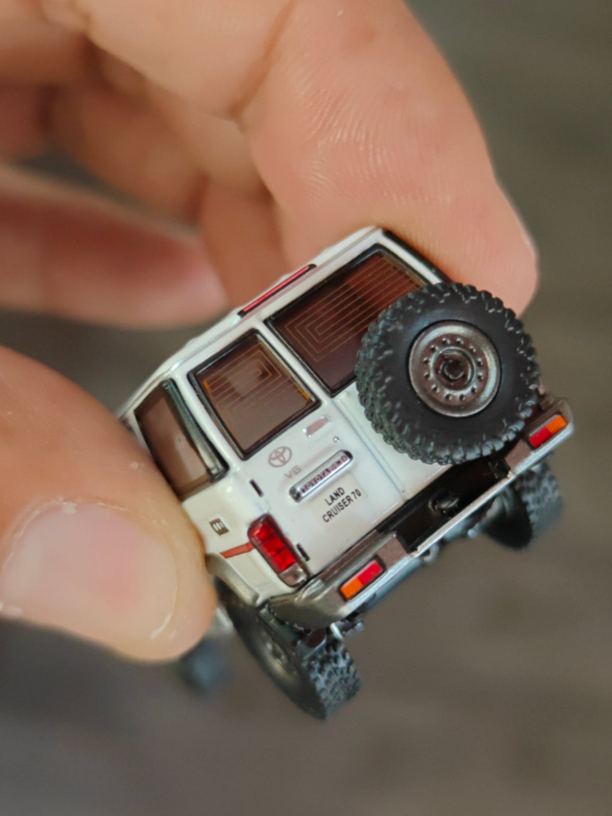 Massdi 1994 Toyota Land Cruiser LC76 - White (Open Box) - Kinder Logs