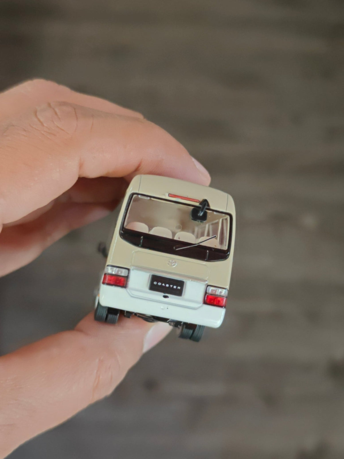 Massdi 2013 Toyota Coaster Bus - Beige (Open Box) - Kinder Logs