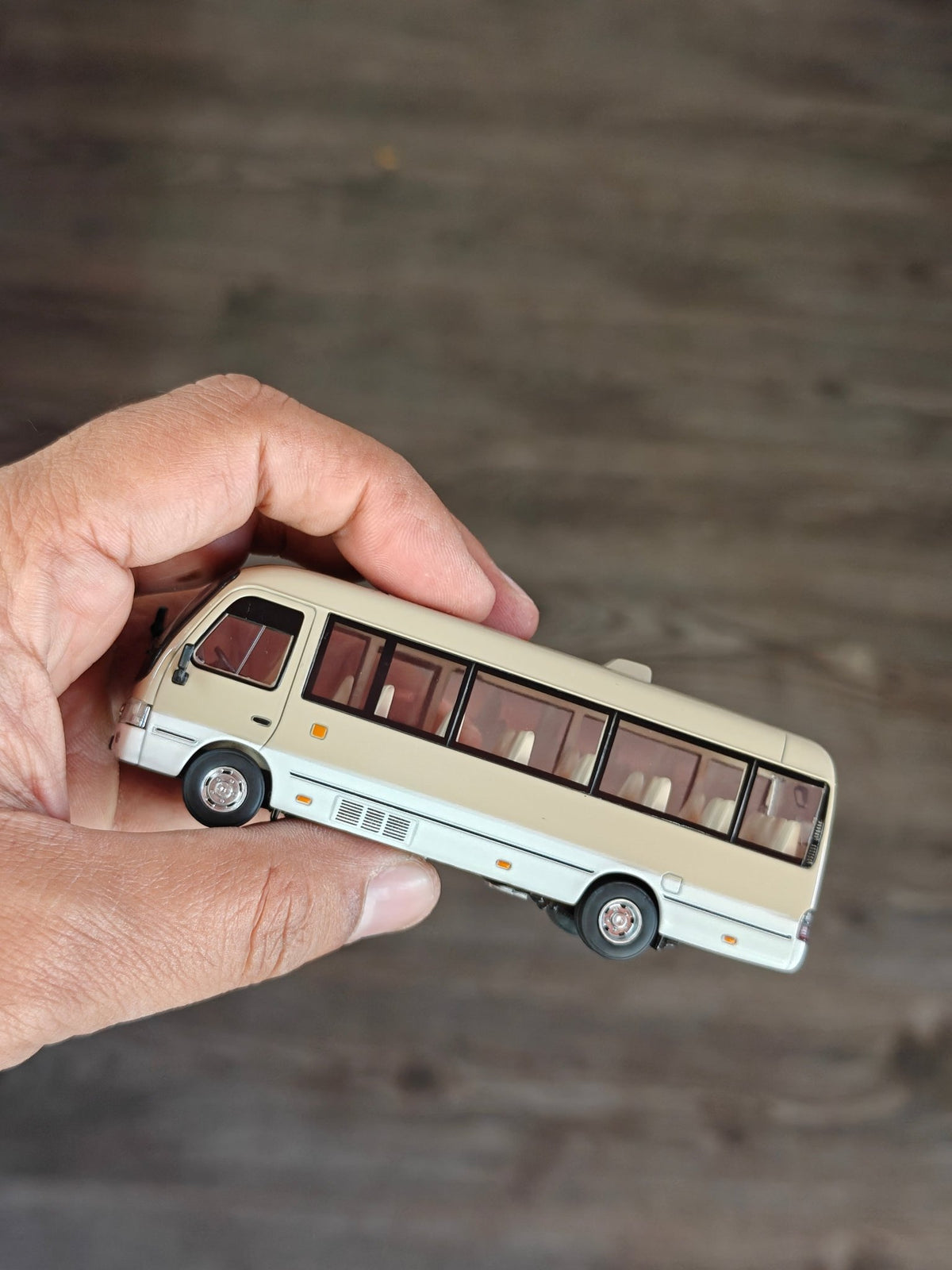 Massdi 2013 Toyota Coaster Bus - Beige (Open Box) - Kinder Logs