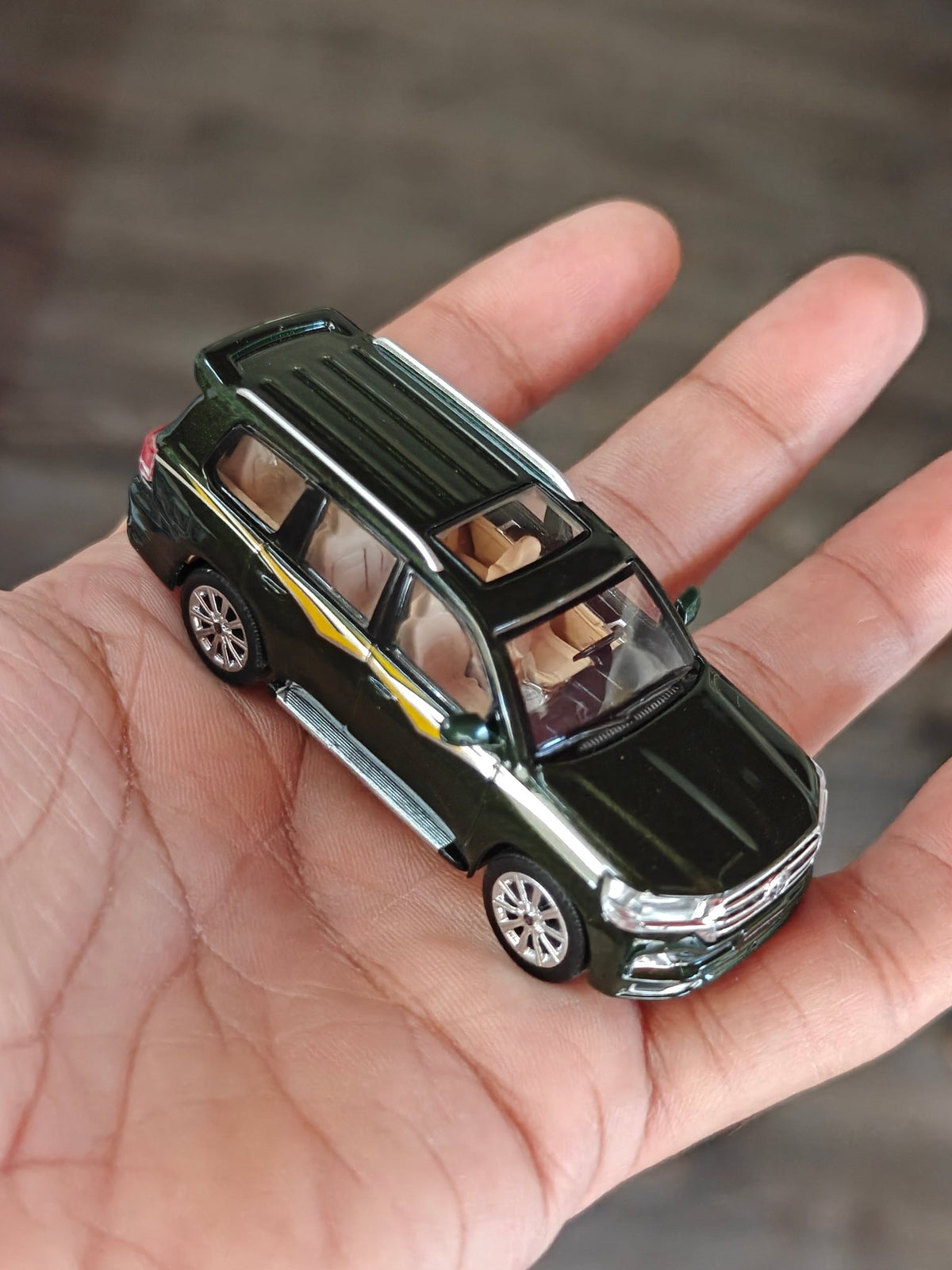 Massdi 2016 Toyota Land Cruiser LC200 - Dark Green - TYT1106 (Open Box) - Kinder Logs