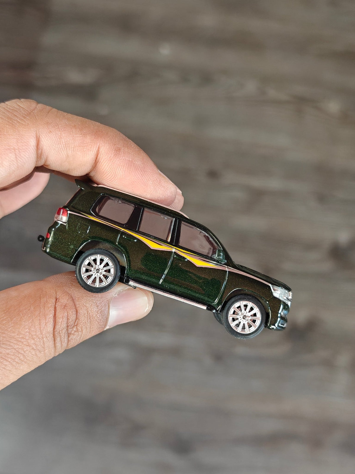 Massdi 2016 Toyota Land Cruiser LC200 - Dark Green - TYT1106 (Open Box) - Kinder Logs