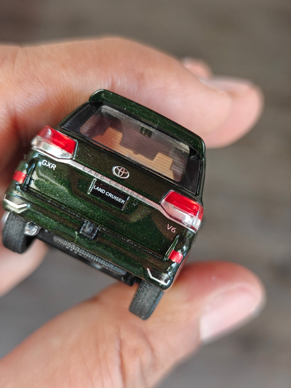 Massdi 2016 Toyota Land Cruiser LC200 - Dark Green - TYT1106 (Open Box) - Kinder Logs
