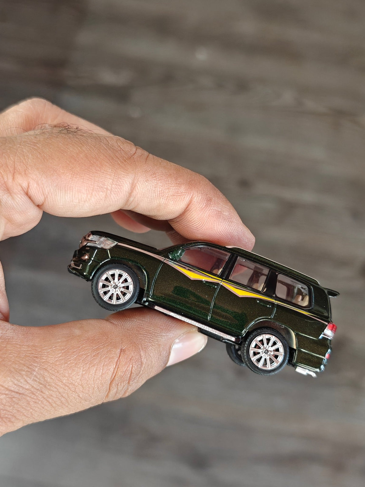 Massdi 2016 Toyota Land Cruiser LC200 - Dark Green - TYT1106 (Open Box) - Kinder Logs