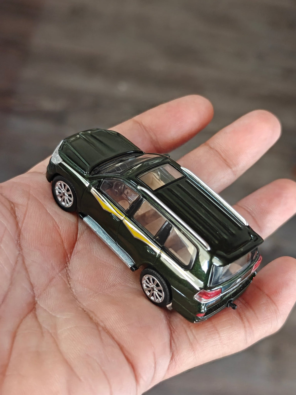 Massdi 2016 Toyota Land Cruiser LC200 - Dark Green - TYT1106 (Open Box) - Kinder Logs