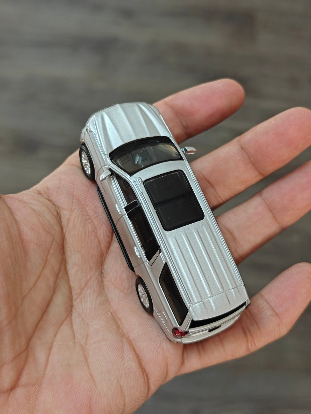 Massdi Chevrolet Suburban SUV CVL 1002 (Open Box) - Kinder Logs