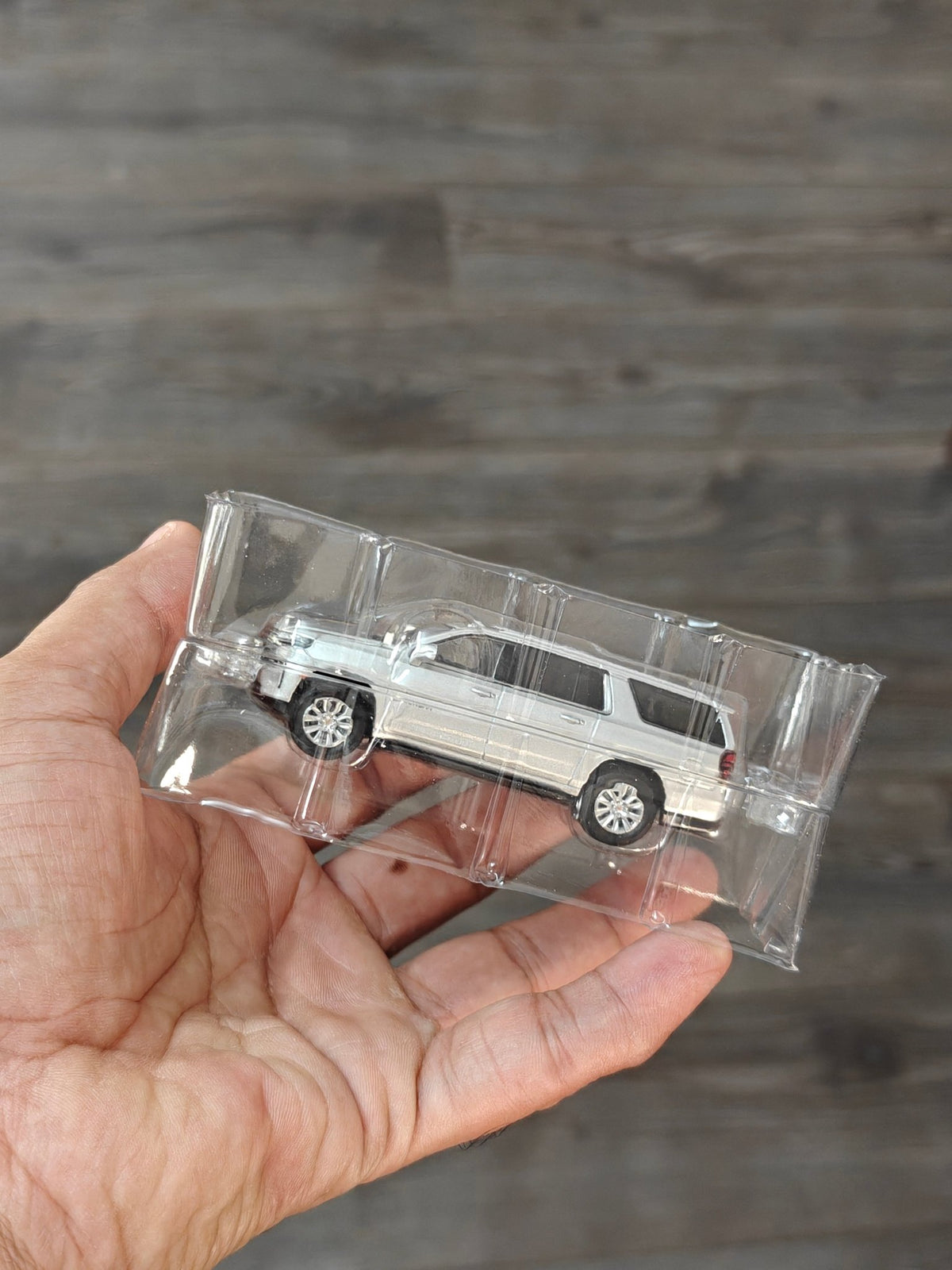 Massdi Chevrolet Suburban SUV CVL 1002 (Open Box) - Kinder Logs