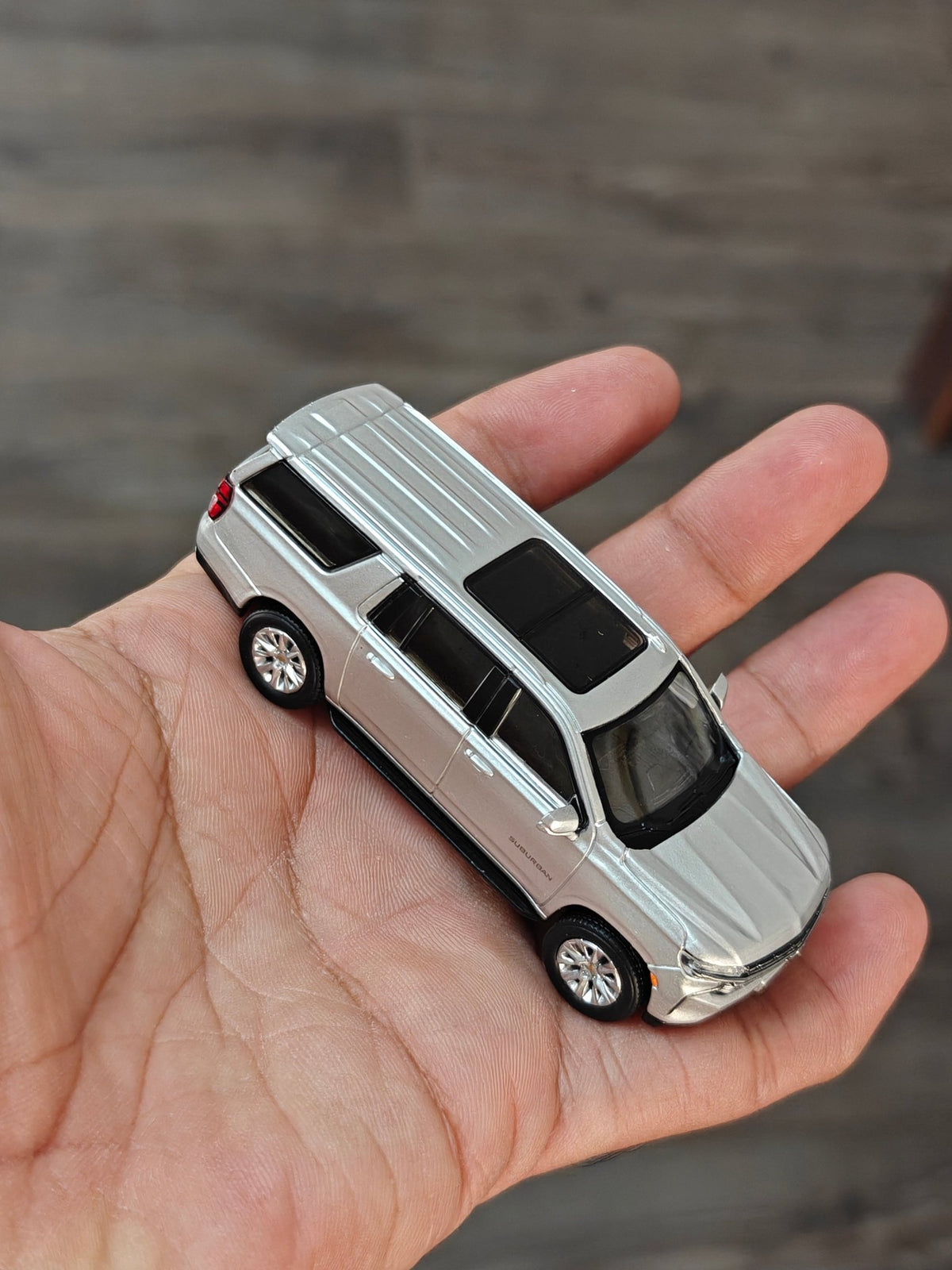Massdi Chevrolet Suburban SUV CVL 1002 (Open Box) - Kinder Logs
