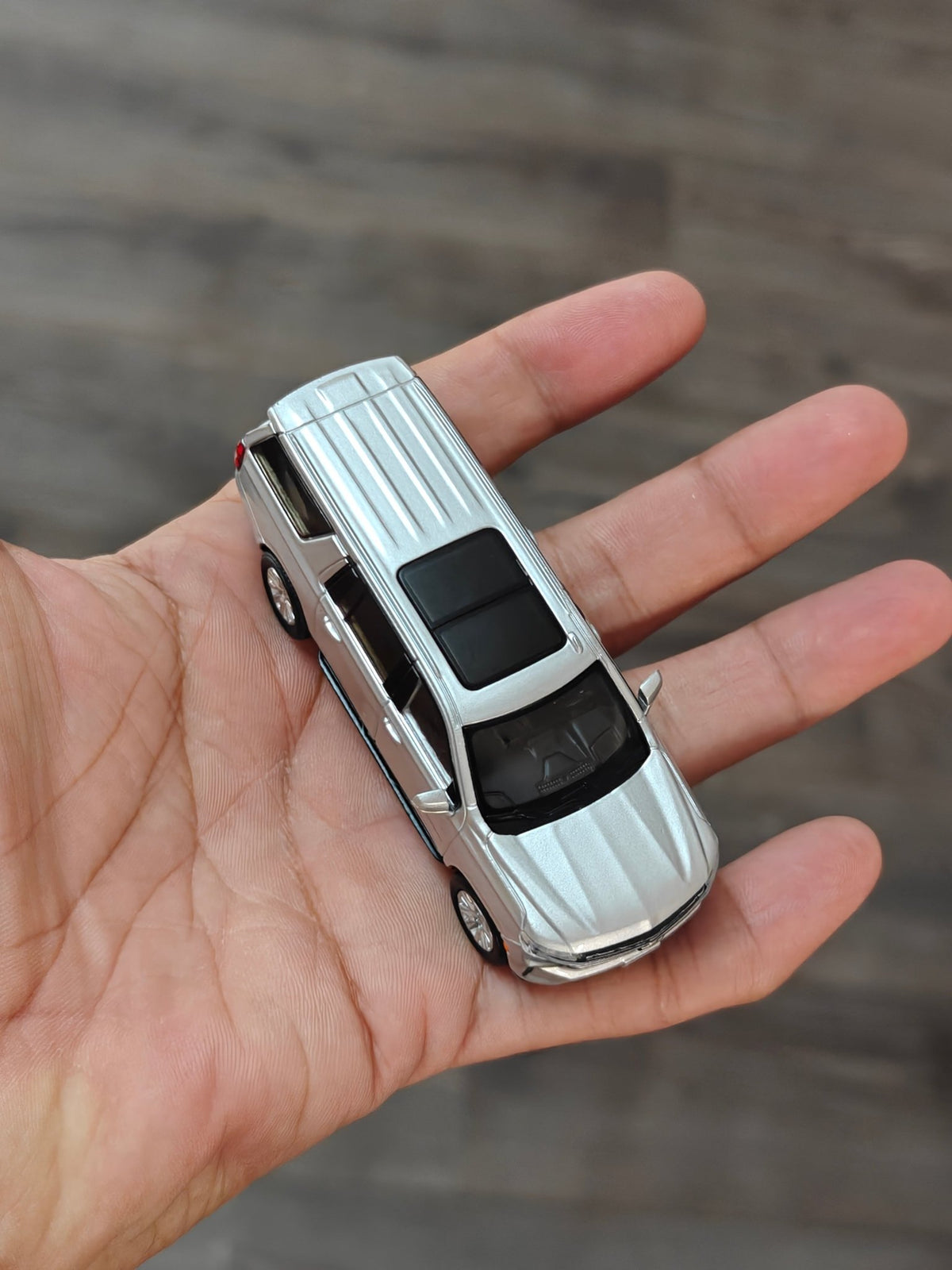 Massdi Chevrolet Suburban SUV CVL 1002 (Open Box) - Kinder Logs