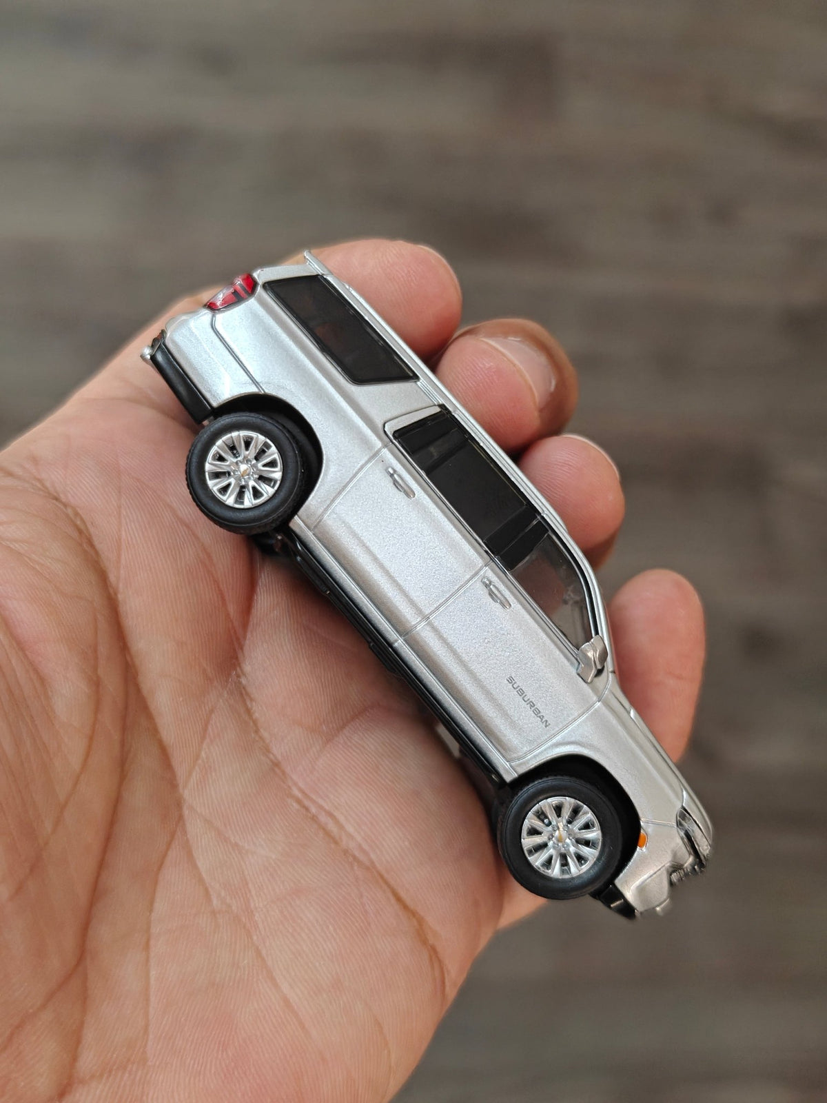 Massdi Chevrolet Suburban SUV CVL 1002 (Open Box) - Kinder Logs