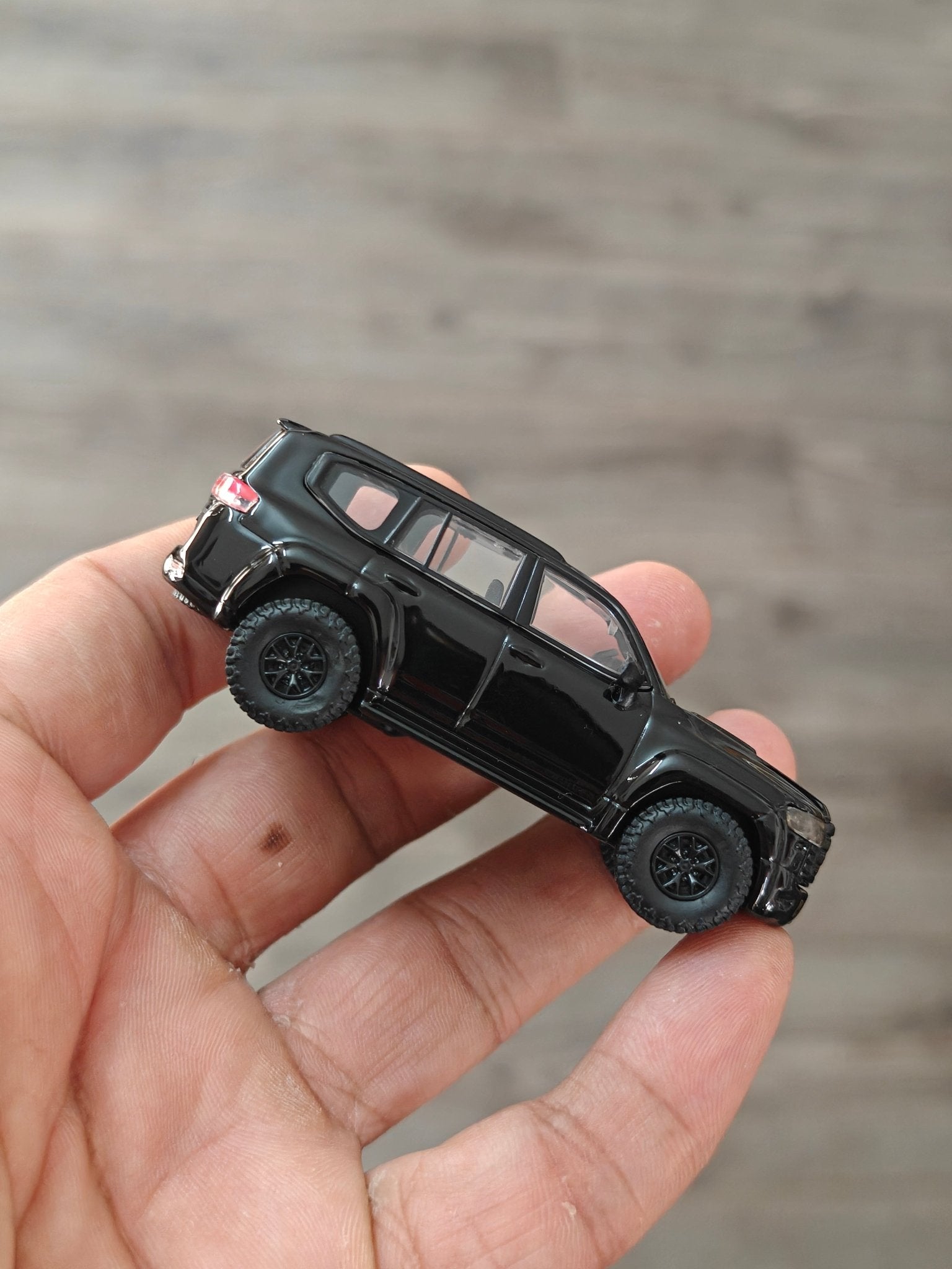 Massdi Toyota Land Cruiser LC300 Black Edition - Kinder Logs