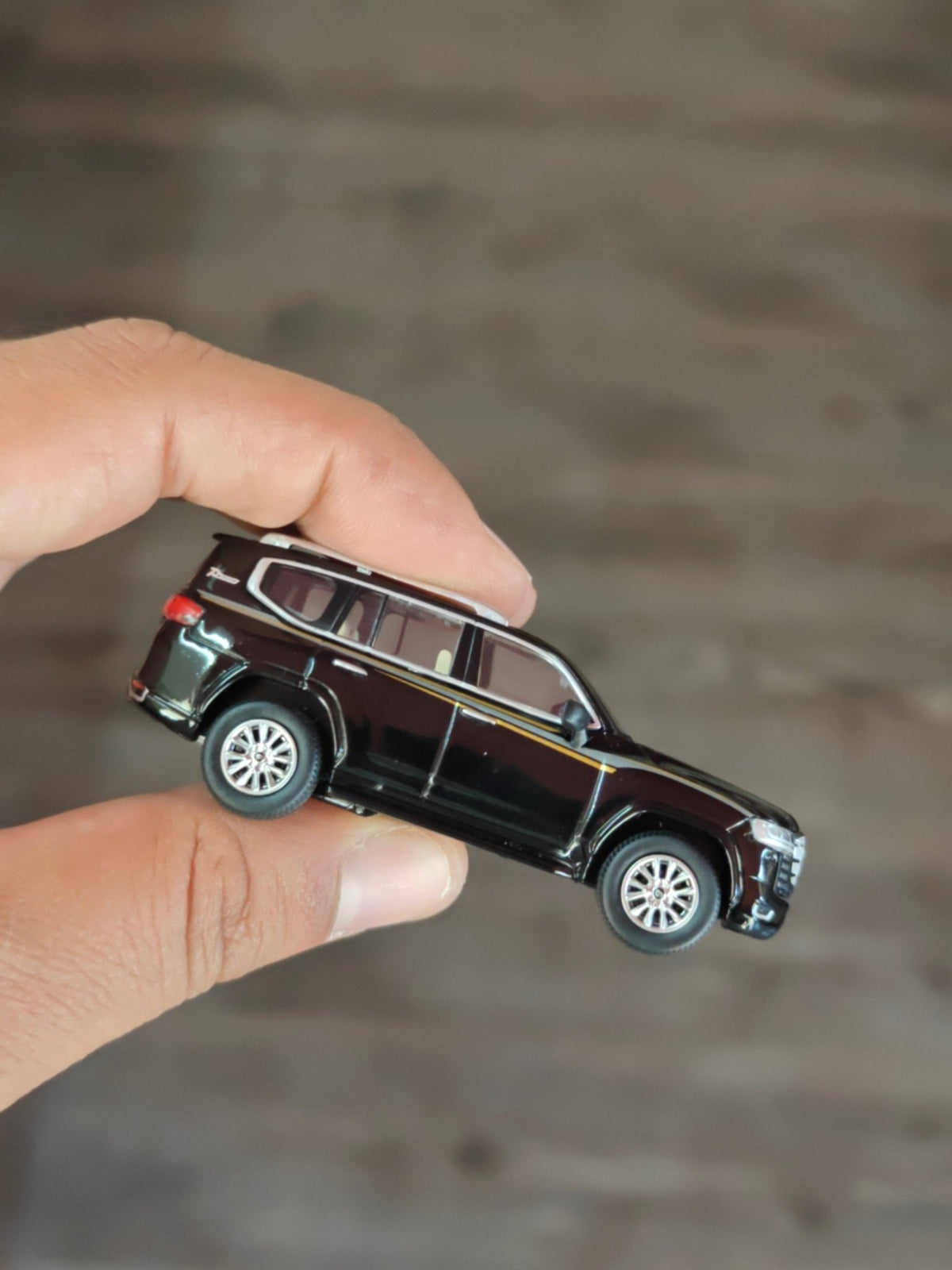 Massdi Toyota Land Cruiser LC300 - Black - TYT1300 (Open Box) - Kinder Logs