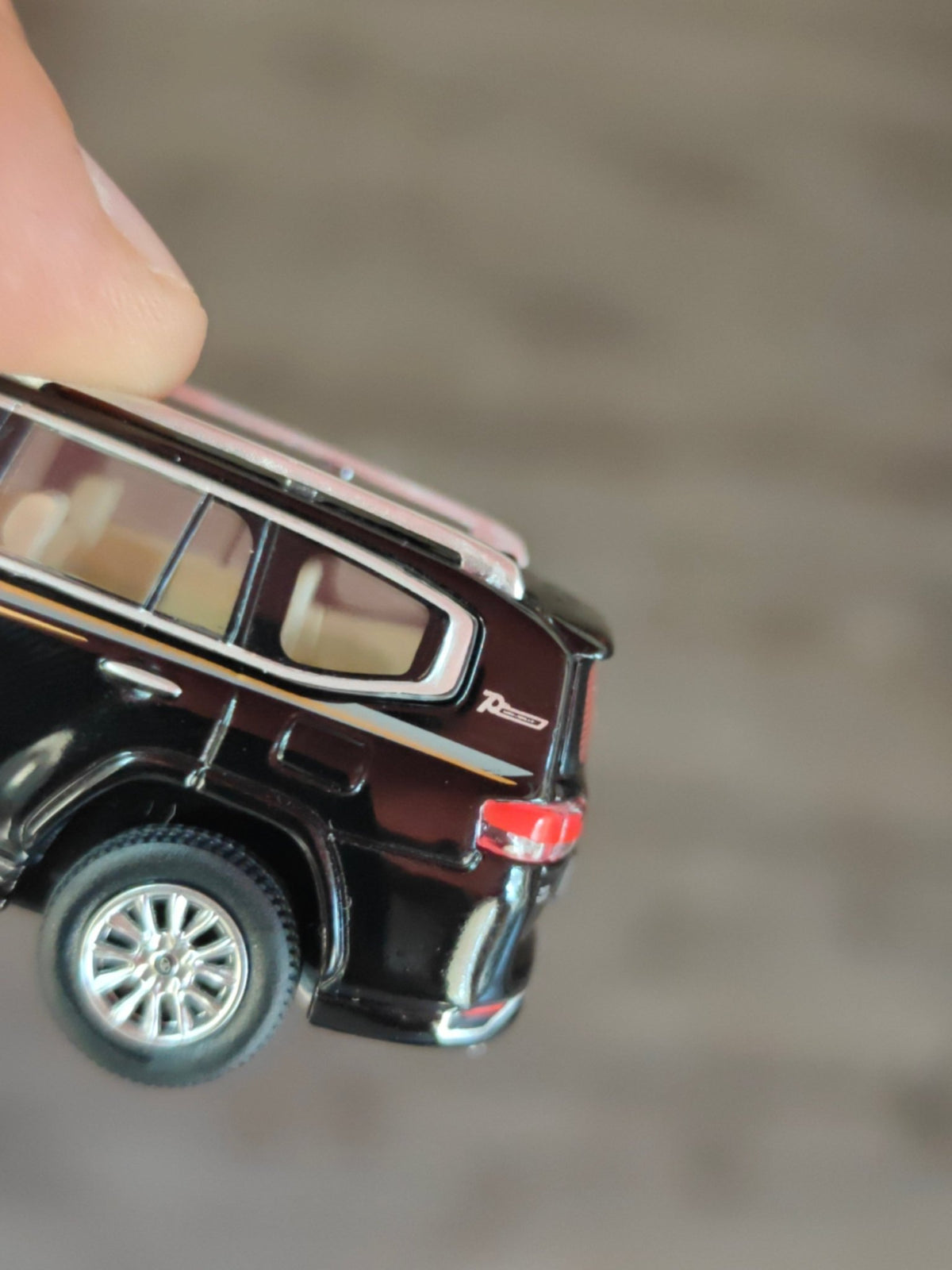 Massdi Toyota Land Cruiser LC300 - Black - TYT1300 (Open Box) - Kinder Logs