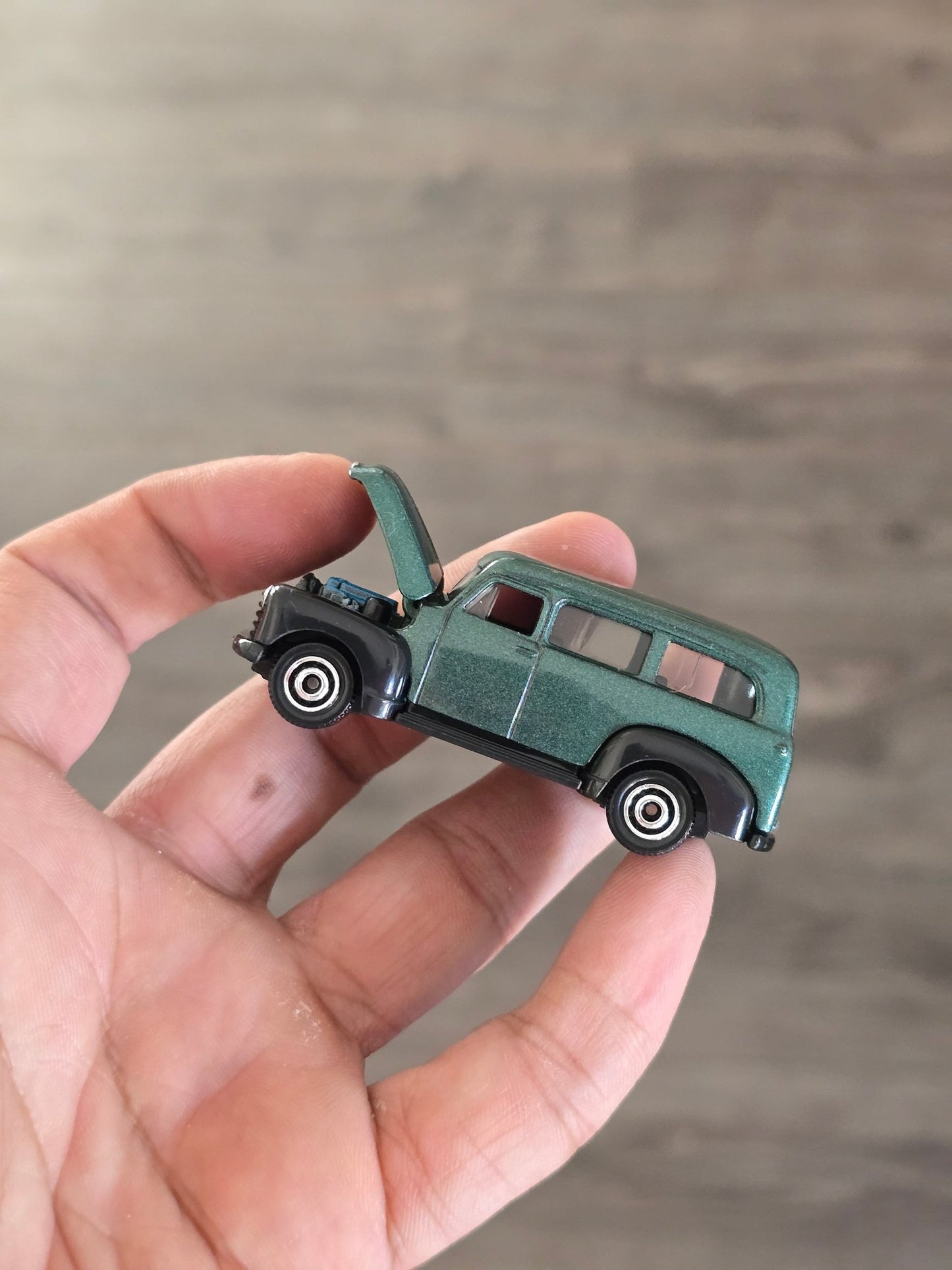 Matchbox 1950 Chevy Suburban - Moving Parts (Uncarded - New) - Kinder Logs