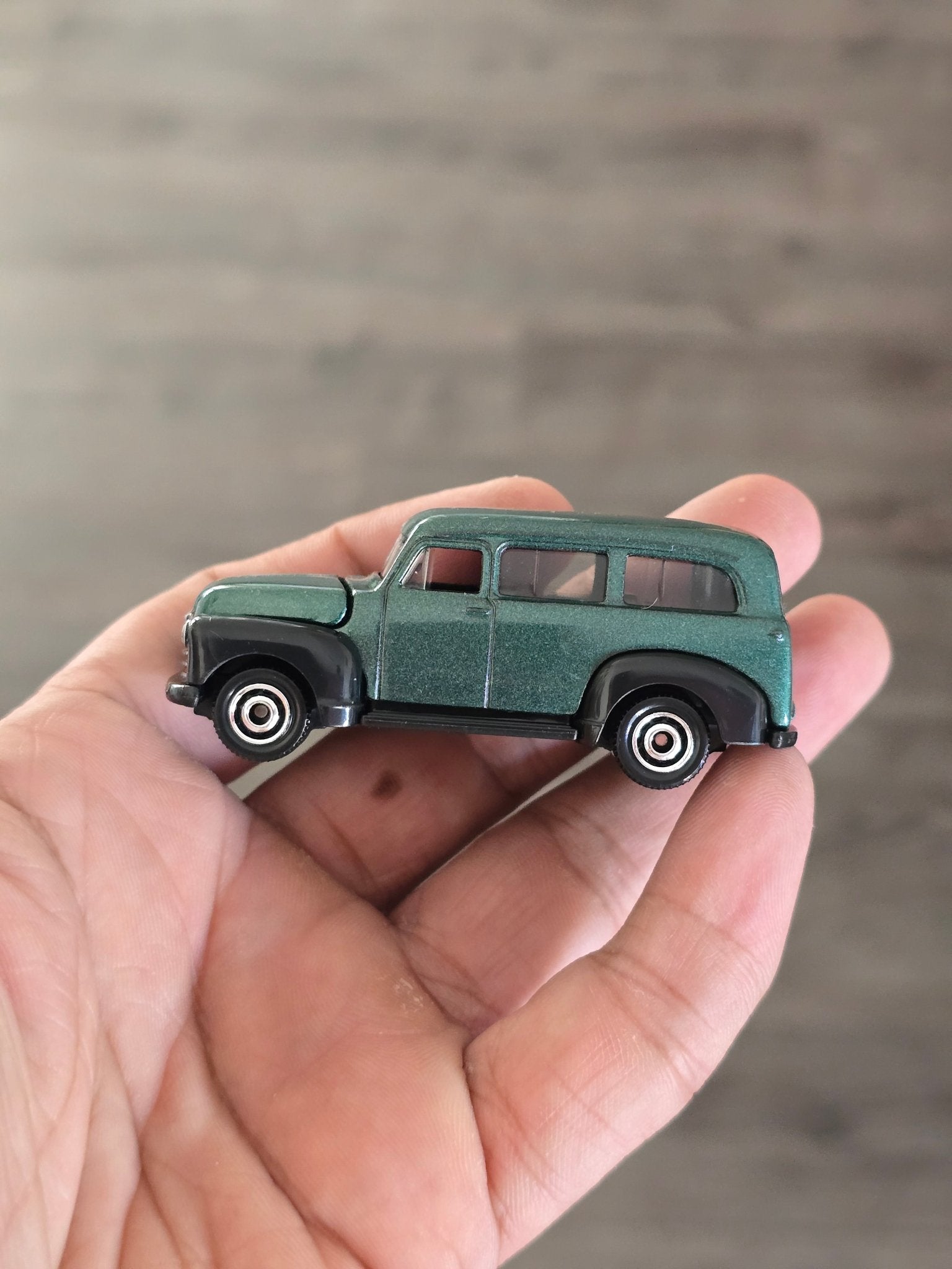 Matchbox 1950 Chevy Suburban - Moving Parts (Uncarded - New) - Kinder Logs