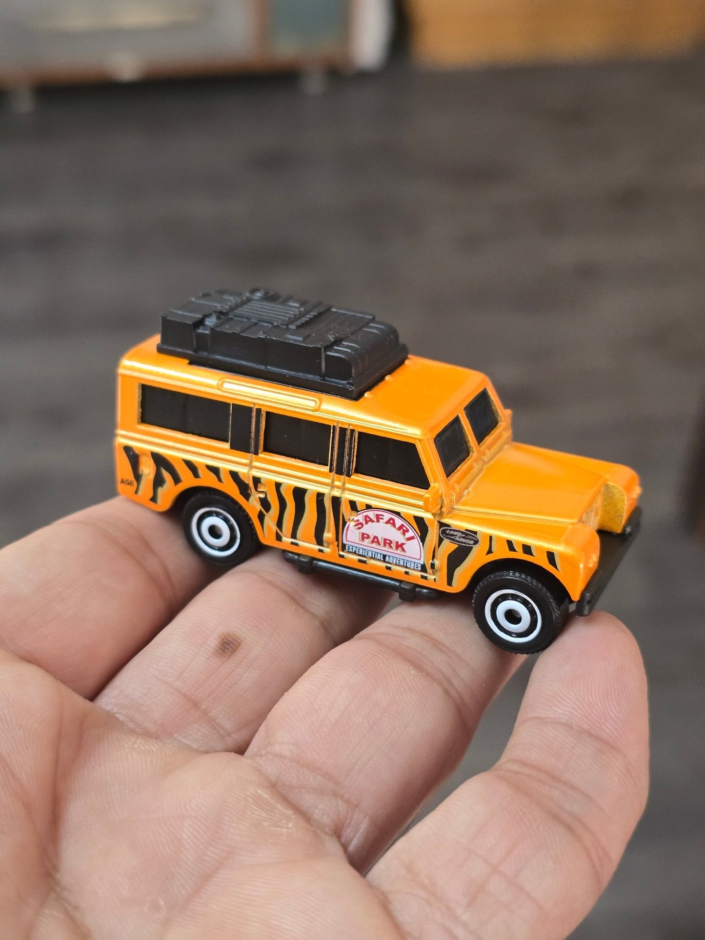 Matchbox 1966 Land Rover Gen II Safari Park (Uncarded - New) - Kinder Logs