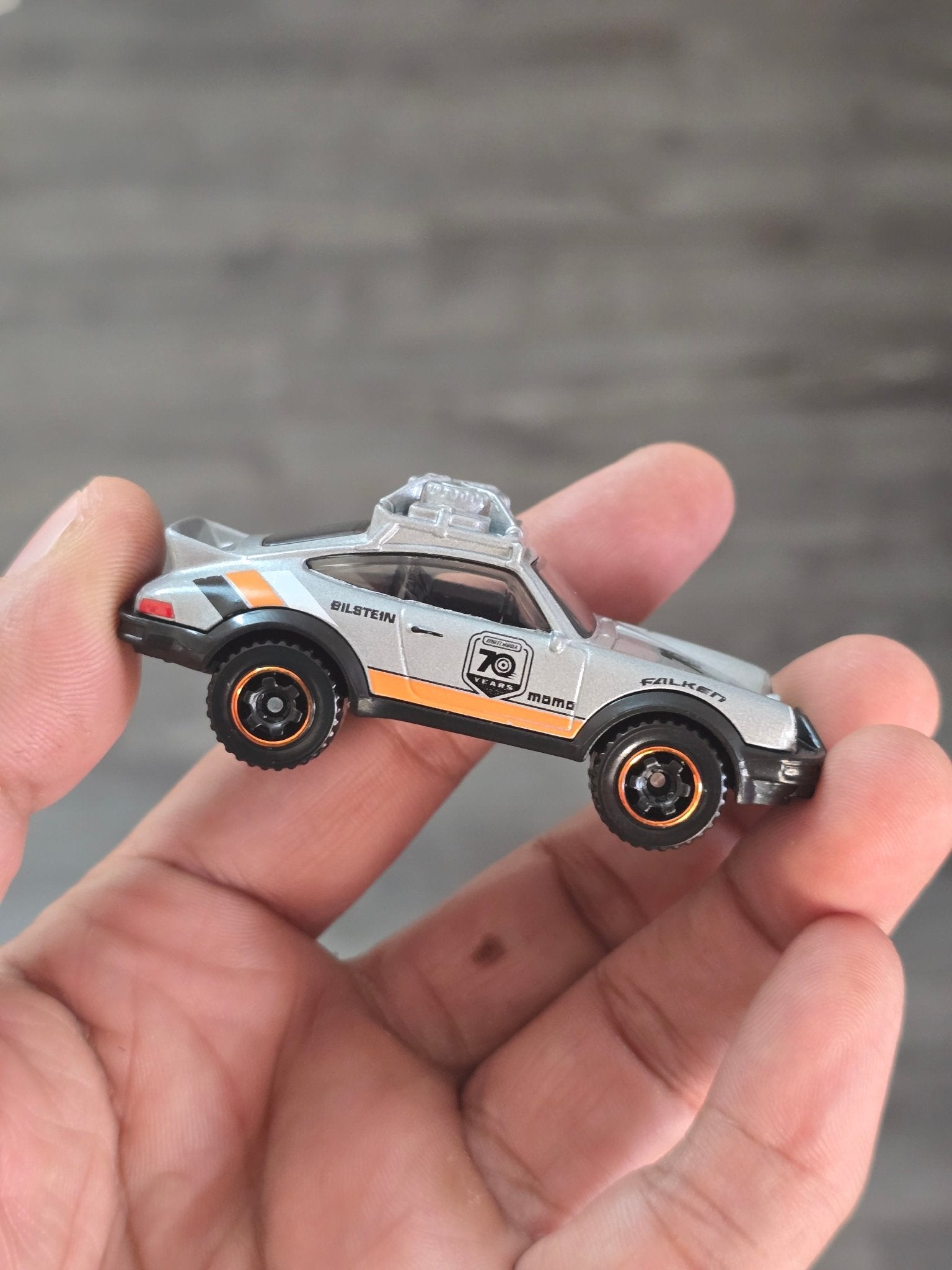 Matchbox 1985 Porsche 911 Rally 70 Years Edition (Uncarded - New) - Kinder Logs