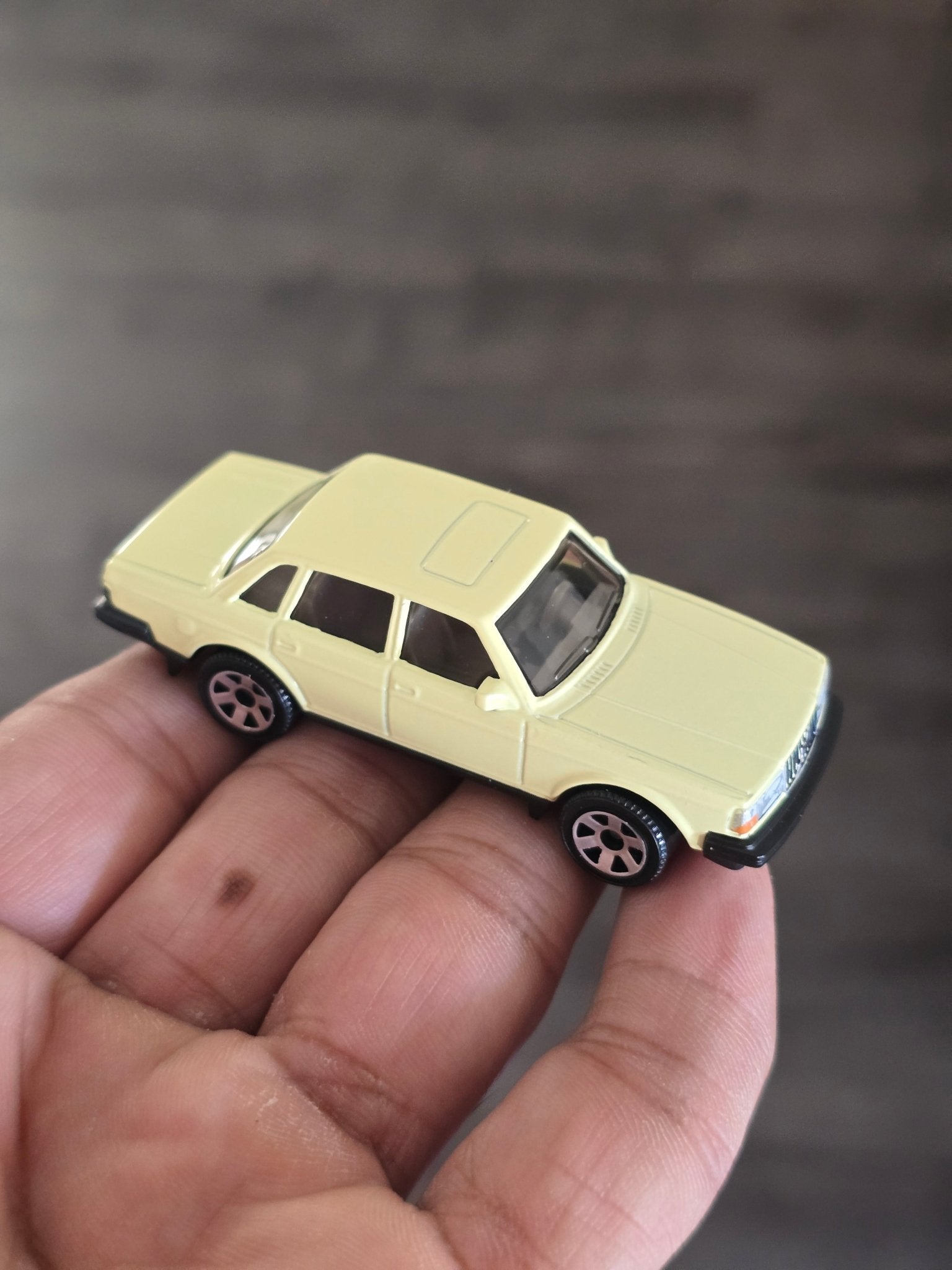 Matchbox 1986 Volvo 240 - Light Yellow (Uncarded - New) - Kinder Logs