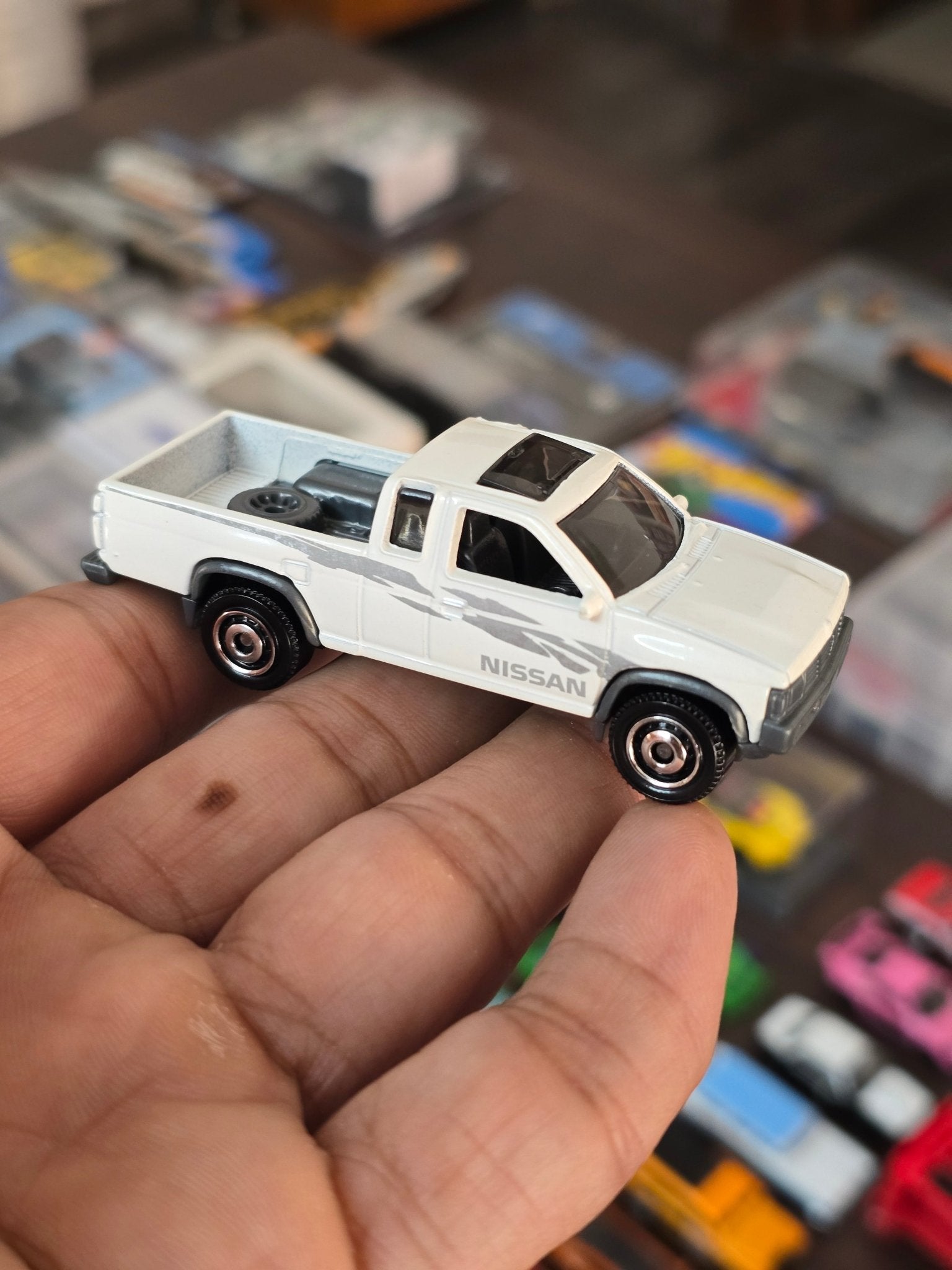 Matchbox 1995 Nissan Hardbody (D21) - White (Uncarded - New) - Kinder Logs