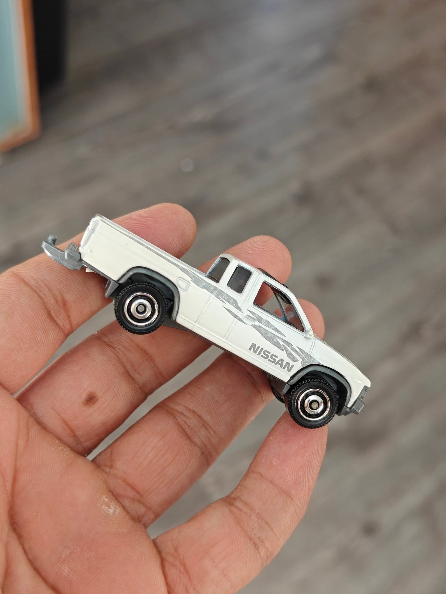 Matchbox 1995 Nissan Hardbody (D21) - White (Uncarded - New) - Kinder Logs