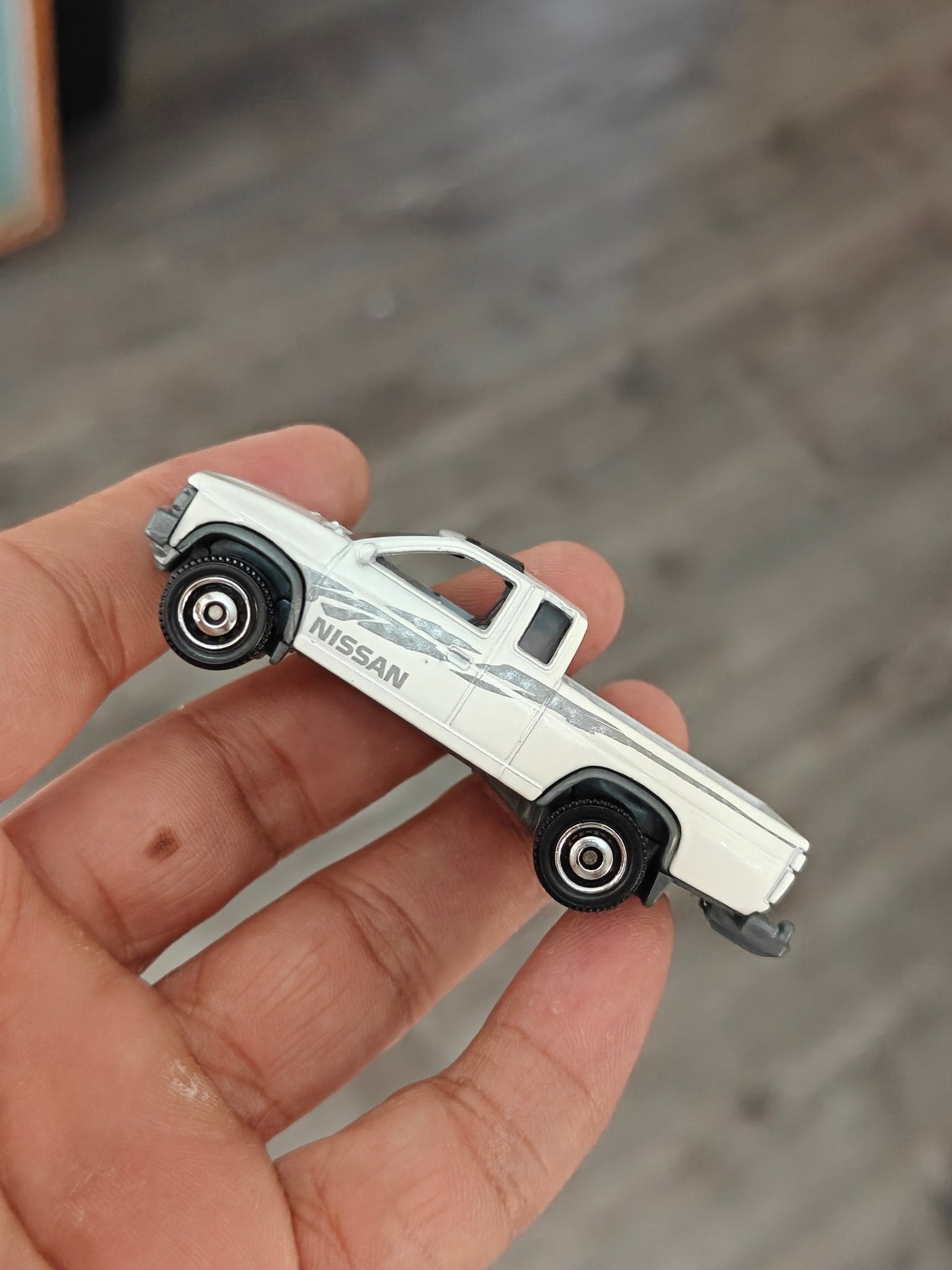 Matchbox 1995 Nissan Hardbody (D21) - White (Uncarded - New) - Kinder Logs