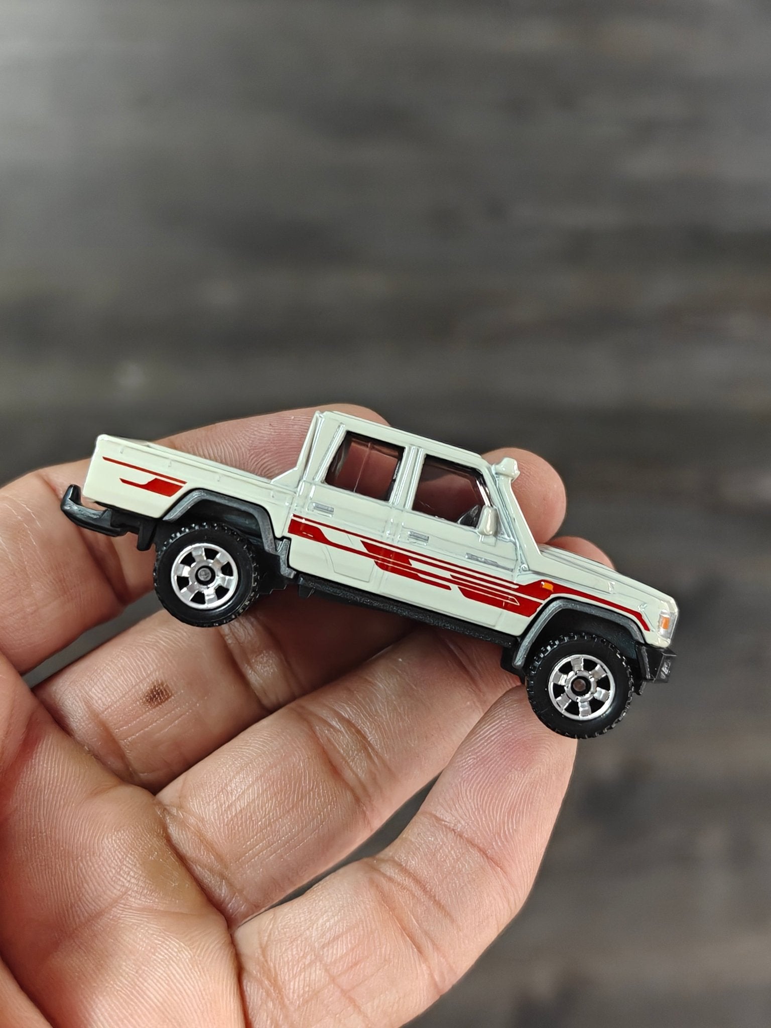 Matchbox 2017 Toyota Land Cruiser 78 - Cream (Uncarded - New) - Kinder Logs
