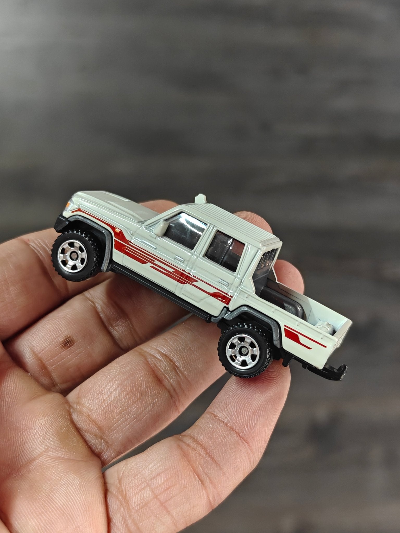 Matchbox 2017 Toyota Land Cruiser 78 - Cream (Uncarded - New) - Kinder Logs