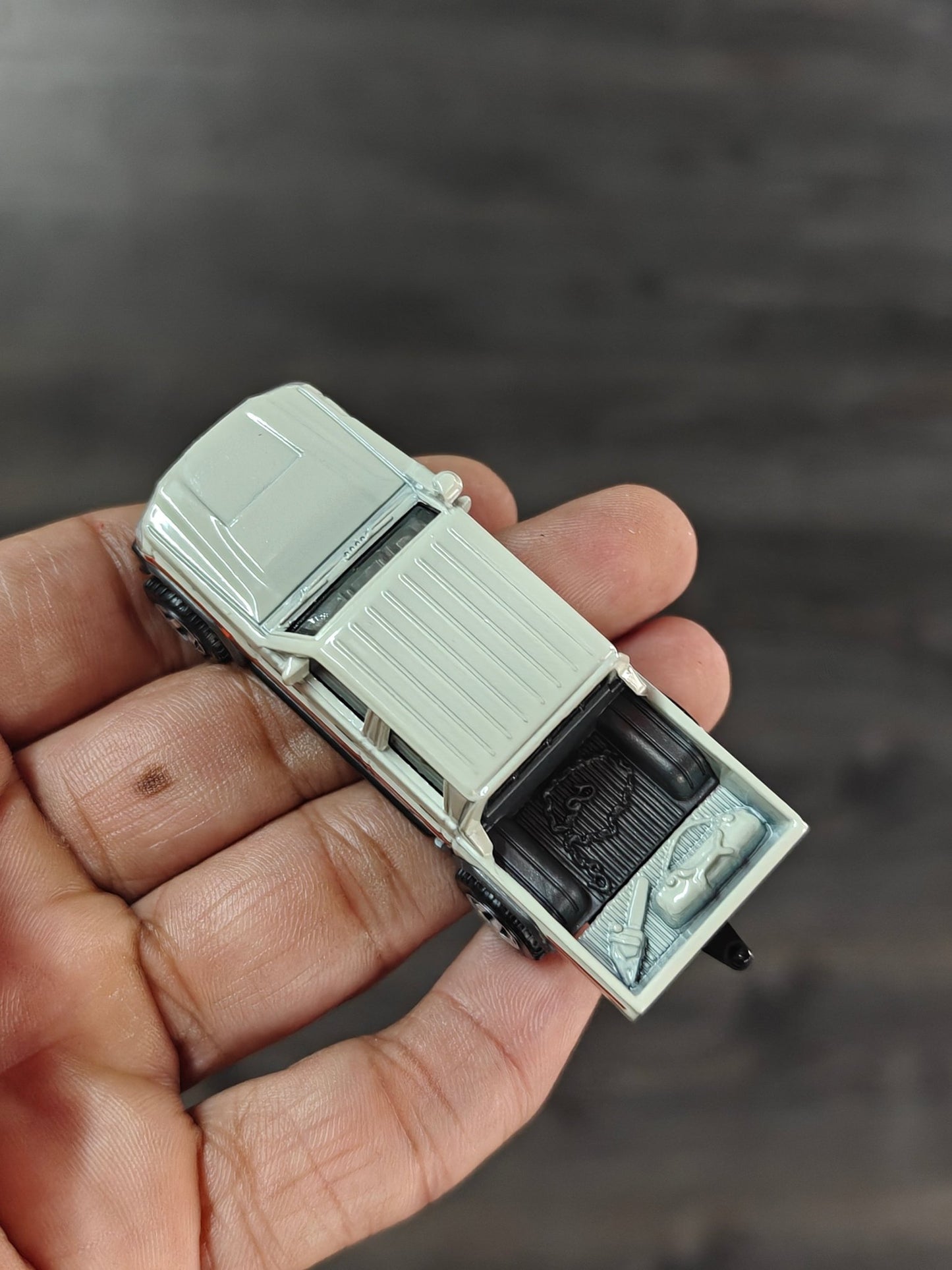 Matchbox 2017 Toyota Land Cruiser 78 - Cream (Uncarded - New) - Kinder Logs