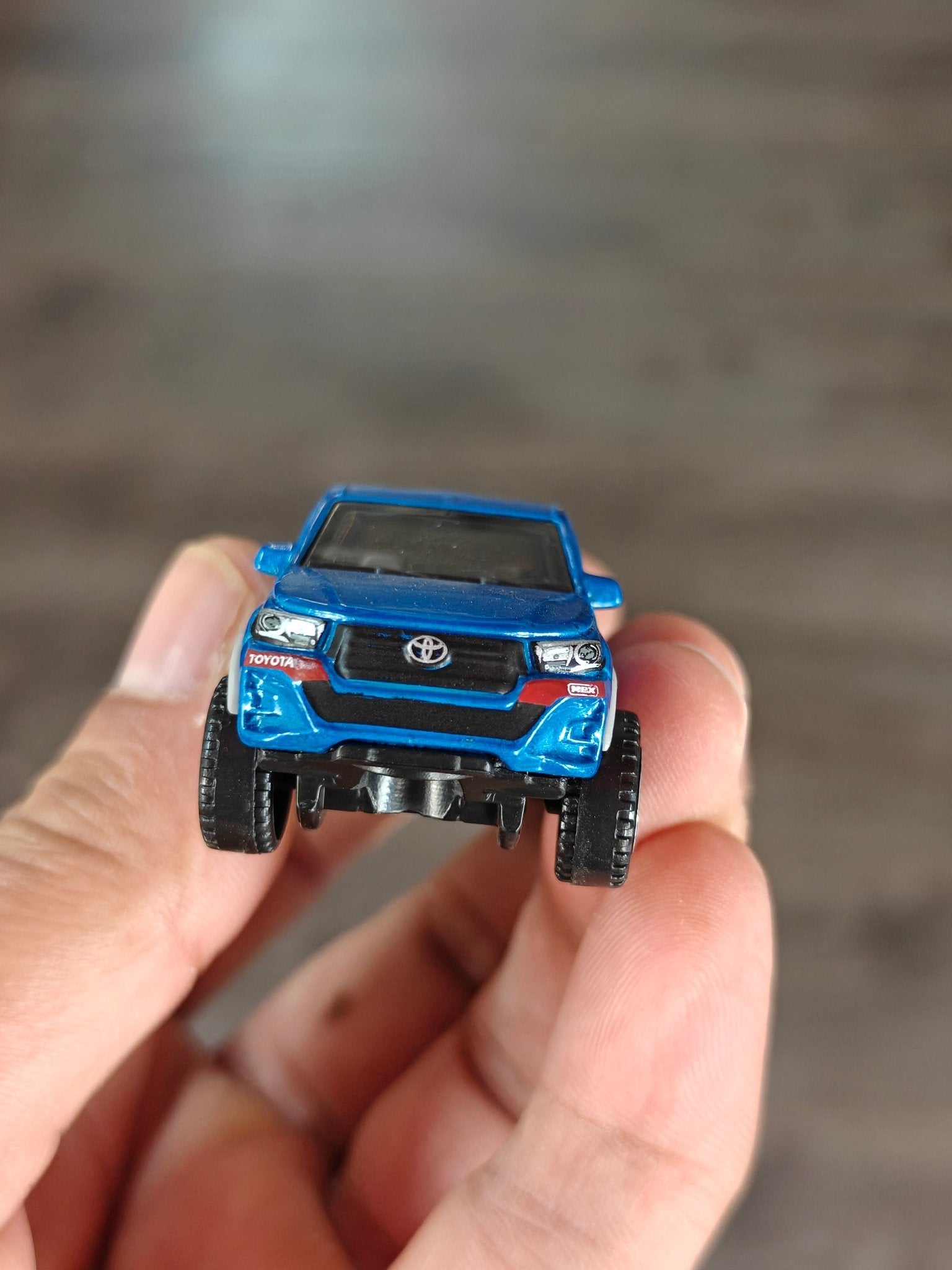 Matchbox 2018 Toyota Hilux YOKOHAMA Edition (Uncarded - New) - Kinder Logs