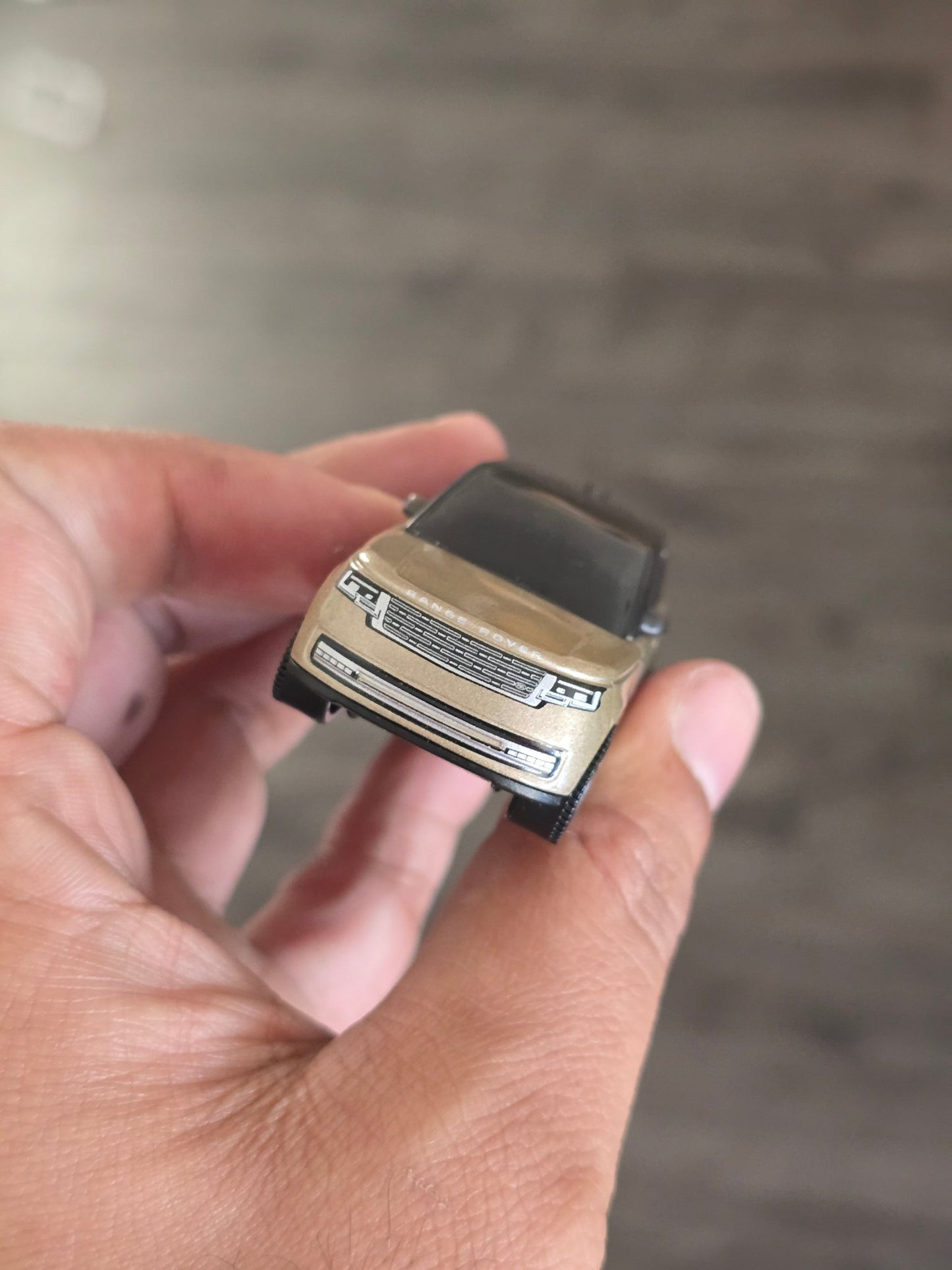 Matchbox 2024 Range Rover PHEV - Gold (Uncarded - New) - Kinder Logs