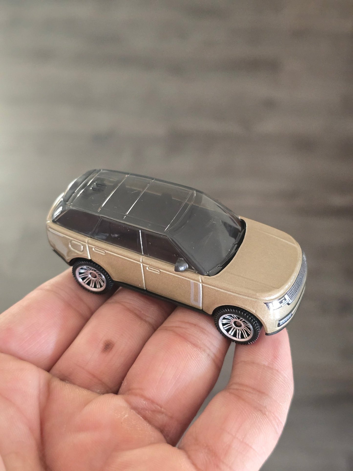 Matchbox 2024 Range Rover PHEV - Gold (Uncarded - New) - Kinder Logs