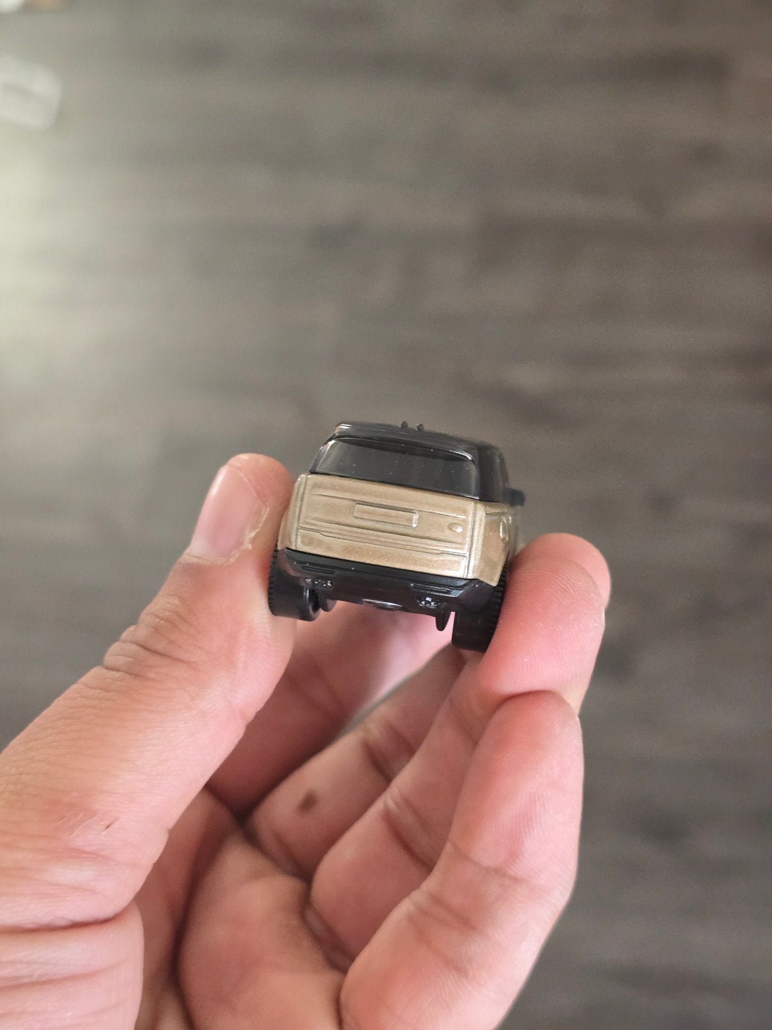 Matchbox 2024 Range Rover PHEV - Gold (Uncarded - New) - Kinder Logs