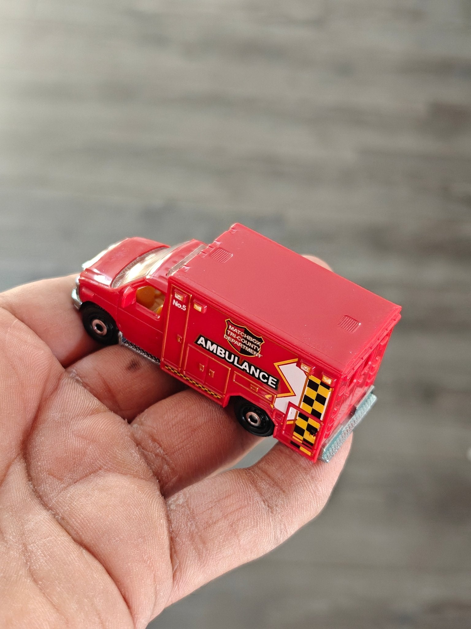 Matchbox Ford E-350 Ambulance (Uncarded) - Kinder Logs