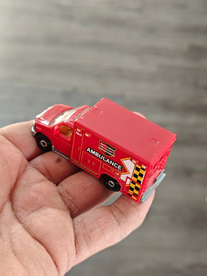 Matchbox Ford E-350 Ambulance (Uncarded) - Kinder Logs