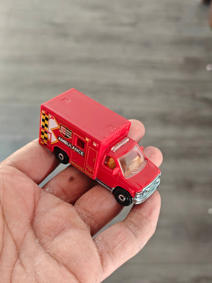 Matchbox Ford E-350 Ambulance (Uncarded) - Kinder Logs