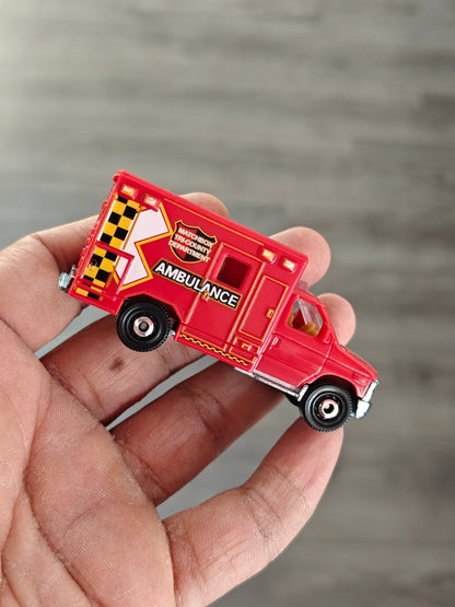 Matchbox Ford E-350 Ambulance (Uncarded) - Kinder Logs