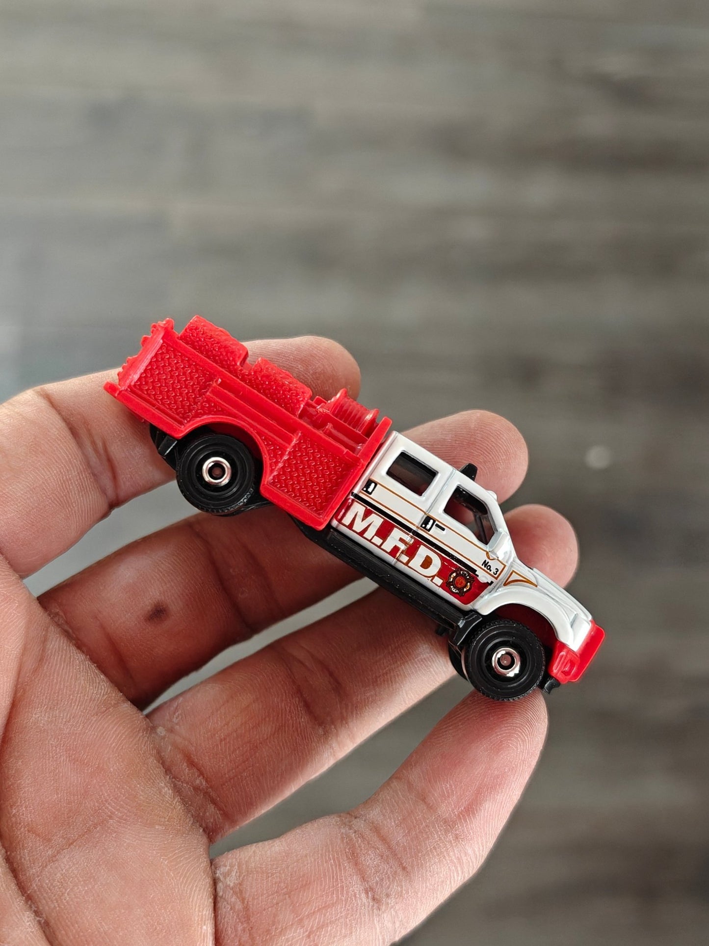 Matchbox Ford F-550 Super Duty (Uncarded) - Kinder Logs