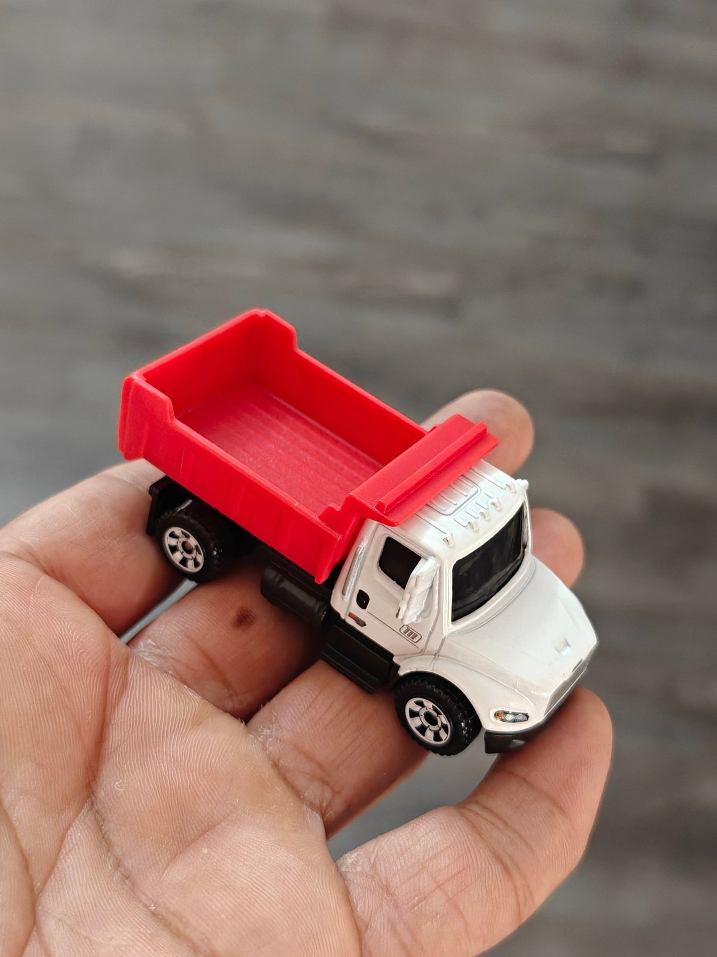 Matchbox Freightliner M2 106 Plus (Uncarded - New) - Kinder Logs