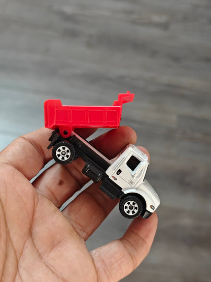 Matchbox Freightliner M2 106 Plus (Uncarded - New) - Kinder Logs